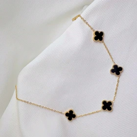 گردنبند استیل طرح «ونکلیف» 5 گل | رنگ طلایی با نگین‌های مشکی (مشابه طلا)