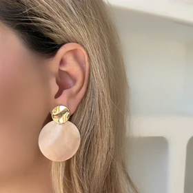 گوشواره دکمه‌ای مدرن طرح صدف دایره‌ای بزرگ و پلاک طلایی