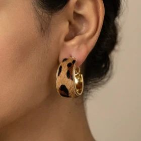 گوشواره زنانه مدل جانگالا طرح حلقه‌ای پهن پلنگی با بافت مویی و فریم طلایی