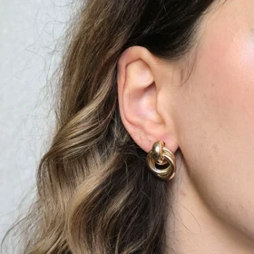 گوشواره طلایی با حلقه‌های درهم‌تنیده کوچک