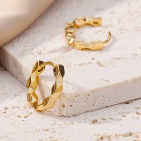 گوشواره استیل مینیمال موج دار طلایی