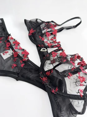 ست شورت و سوتین فنر دار تور و دانتل گل‌دار قرمز وسط قلب