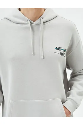 هودی بزرگ با جزئیات جیب کانگورو چاپ شده و شعار در پشت 4WAM70429MK