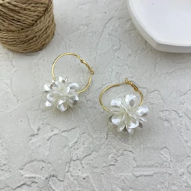 گوشواره زنانه مدل بلازیا حلقه‌ای طرح گل سفید بهاری با فریم طلایی