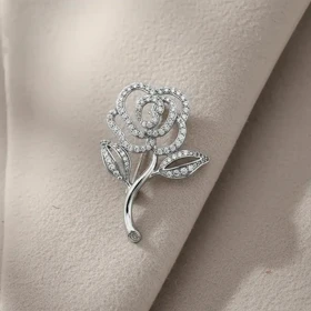 سنجاق سینه ژوپینگ مدل فلورین طرح گل نگین‌دار نقره ای