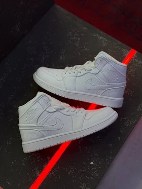 کتانی نایک ایر جردن 1 کامل تمام سفید Nike Air Jordan 1 Mid " Triple White " sneakers