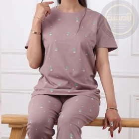 تی‌شرت و شلوار قواره دار