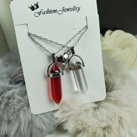 گردنبند کاپلی فانتزی استیل طرح منشوری با دو کریستال رنگی و قلب مگنتی