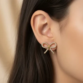 گوشواره زنانه ژوپینگ مدل فیوکو طرح پاپیون نگین‌دار طلایی