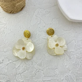 گوشواره زنانه مدل مایلین طرح گل صدفی مینیمال با جزئیات طلایی