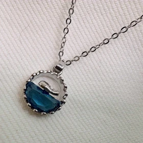 گردنبند استیل طرح «وال و دریا» | پلاک دایره‌ای با رزین آبی شفاف