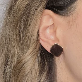 گوشواره مخمل قهوه ای مربع