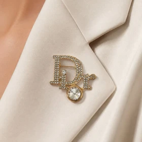 گل سینه زنانه مدل درخشان طرح Dior نگین‌دار طلایی