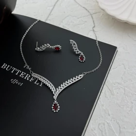 نیم ست جواهری زنانه با نگین قرمز، انتخابی شیک و خاص