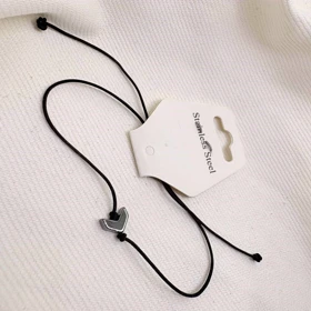 دستبند استیل نقره‌ای طرح «جناغ صیقلی» | ظریف و درخشان (بند مشکی)