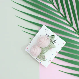 گل سر طرح رز دست‌ساز با رنگ صورتی پاستل مناسب مهمانی