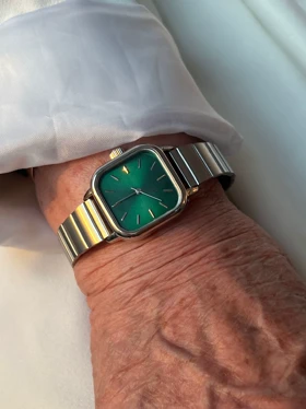 ساعت کلاسیک سبز