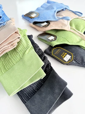 ست ورزشی سیملس نیم‌تنه کاپ‌دار و لگ پشت چروک خط‌دار