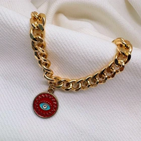 دستبند کارتیر استیل طرح «چشم‌نظر خورشیدی» | زنجیر کوبایی طلایی با پلاک میناکاری قرمز