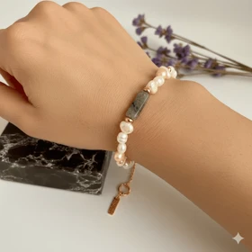 دستبند زنانه مروارید طبیعی و سنگ معدنی (Baroque Pearl & Stone) – آبکاری طلایی