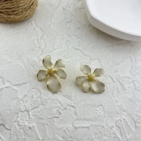 گوشواره زنانه مدل پتالیا طرح گل مینیمال با میناکاری صدفی و فریم طلایی