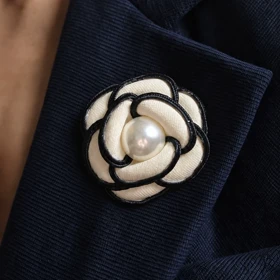 سنجاق سینه گل Chanel 1