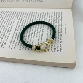 دستبند زنانه شیک با طرح بافت و قفل طلایی