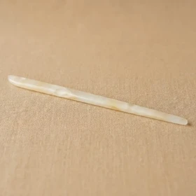 کانزاشی مو زنانه رزینی شفاف شیری با طراحی ساده و کشیده مینیمال لوکس