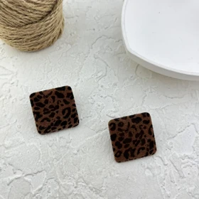 گوشواره زنانه مدل پانترا طرح مربع بافت‌دار پلنگی