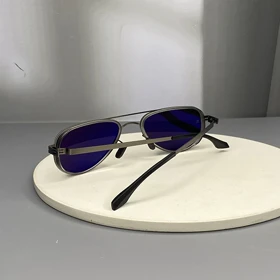 عینک آفتابی آیس‌برلین با فریم تیتانیوم و لنز پلی‌کربنات پلاریزه UV400 انعطاف‌پذیر و نشکن