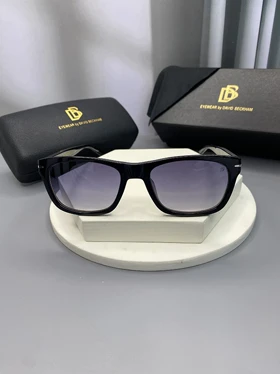 عینک آفتابی برند David Beckham با فریم فلزی، لنز پلی کربنات و طراحی کلاسیک