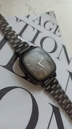 ساعت مچی کاسیو زنانه تمام مشکی اولدمانی قفل ریلی تاریخ شمار کیفیت عالی ( خش جزئی روی بند قفل دارد که به قیمت پایین گذاشتم)