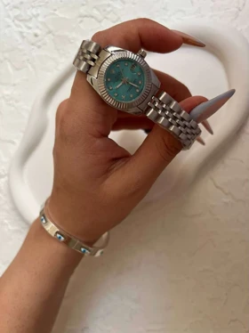 ساعت مچی زنانه با صفحه فیروزه ای و بند استیل