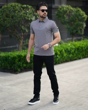 تی‌شرت یقه‌دار