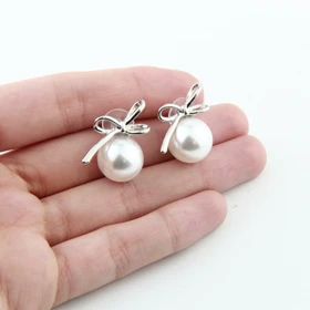 گوشواره زنانه میخی مدل پاپیون مرواریدی (نقره‌ای)