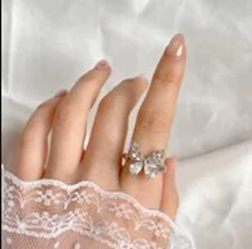 انگشتر پروانه نگین‌دار