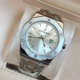 ساعت مچی مردانه طرح AP موتور کوارتز بند درجه یک صفحه سیلور تقویم دار با قفل پروانه‌ای