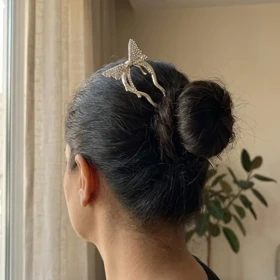 کانزاشی مو زنانه فلزی مدل سلوینا طرح پاپیون نگین‌دار با بدنه موج‌دار دولاین