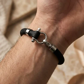دستبند مردانه مدل امگا رابر با بند مشکی و قفل استیل قایقرانی