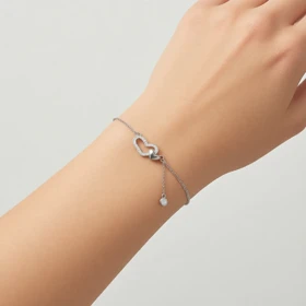 دستبند نقره دخترانه مدل دو قلب نگین‌دار با آویز