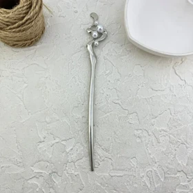 کانزاشی مو زنانه فلزی نقره‌ای با طرح موج‌دار هنری و مروارید تزئینی مینیمال لوکس