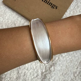 بنگل بیضی مرواریدی با قاب طلایی