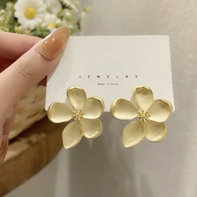 گوشواره طرح گل طلایی