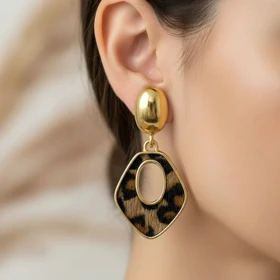 گوشواره زنانه مدل پانترا آویزدار طرح پلنگی با فریم طلایی