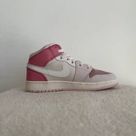 جردن1 ساق‌دار صورتی