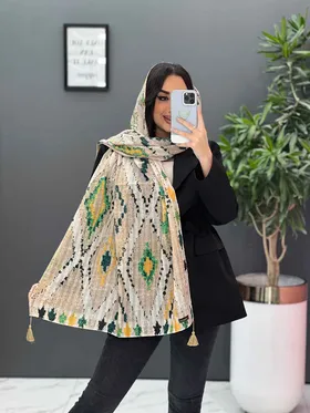 شال طرح لوزی منگوله‌دار