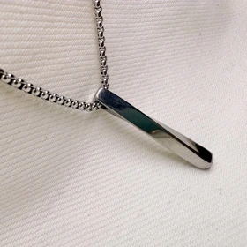 گردنبند مردانه استیل مدل «منشور مینیمال» | با زنجیر ونیزی (Box Chain) سیلور