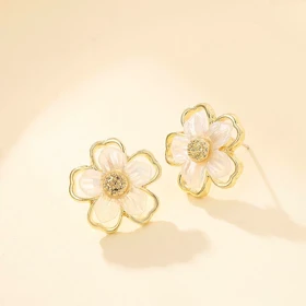 گوشواره طرح گل سفید طلایی نگین‌دار