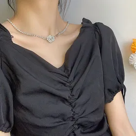 گردنبند کاملیا با الماس و رز درخشان