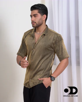 پیراهن لش باکسی مردانه یقه انگلیسی وارداتی پارچه میله ای رنگ خاص طلایی